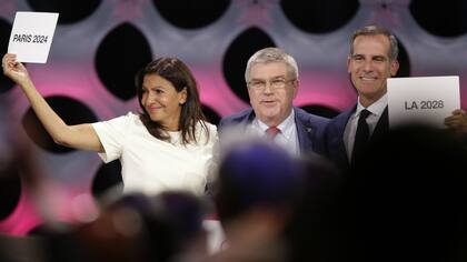 La alcaldesa de París, Anne Hidalgo, y su colega angelino, Eric Garcetti, celebran en Lima la asignación a sus ciudades de los Juegos de 2024 y 2028, junto a Thomas Bach, el presidente del COI e impulsor del nuevo método de elección de sedes