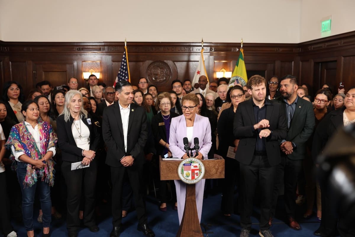 La alcaldesa Karen Bass criticó el abuso policial en Los Ángeles en una conferencia de prensa acompañada del congresista Robert García
