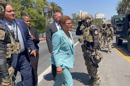 La alcaldesa Karen Bass irrumpió en MacArthur Park durante la redada y denunció la presencia de vehículos militares, tropas montadas y niños aterrados en el lugar