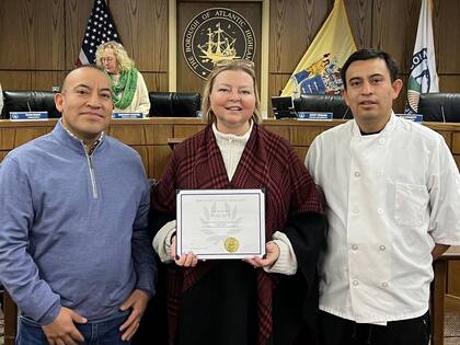 La alcaldesa Lori Hohenleitner junto a los hermanos fundadores de Emilio's Kitchen
