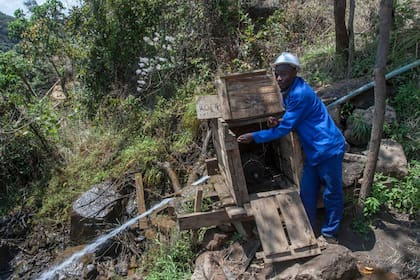 La aldea se abastece de electricidad gracias a su centralita artesanal, que está instalada en las afueras