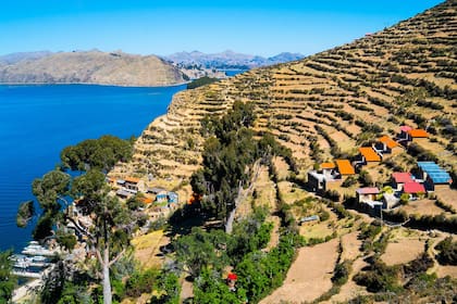 La aldea Yumani, en la parte sur, concentra la mayor cantidad de alojamientos y restaurantes de la isla