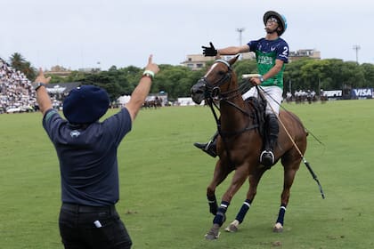La alegría celebrada por todos los integrantes del equipo, adentro y afuera de la cancha