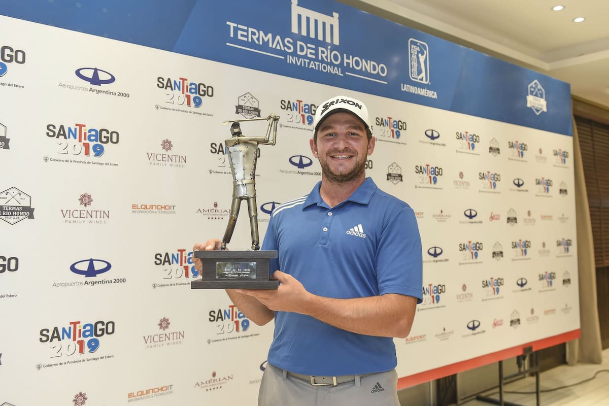 La alegría de Alejandro Tosti por su primer título profesional
