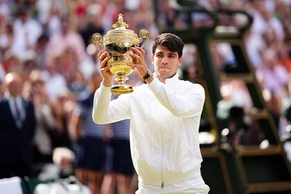 La alegría de Carlos Alcaraz con su trofeo de Wimbledon, el segundo de su carrera en el All England en apenas dos años