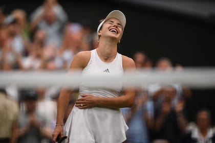 La alegría de Elina Svitolina tras vencer a la número 1 del mundo, Iga Swiatek, en los cuartos de final de Wimbledon; la ucraniana fue mamá en octubre del año pasado