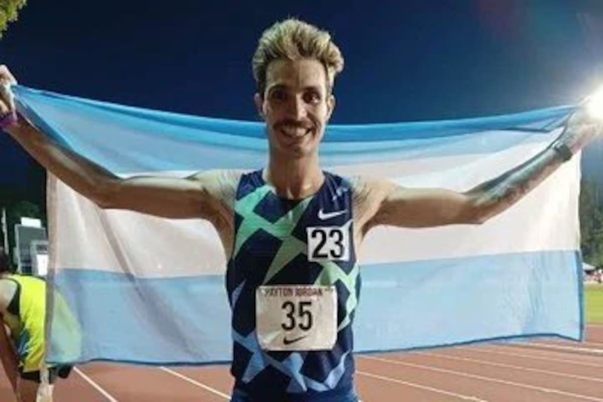 La alegría de Federico Bruno, que muestra la bandera argentina en California