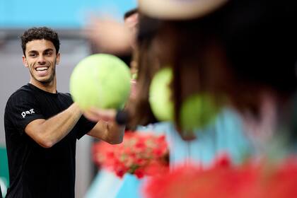 La alegría de Francisco Cerúndolo en Madrid, junto con los fanáticos: el porteño jugará los 8vos de final ante Alexander Zverev