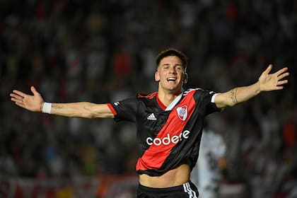 La alegría de Franco Mastantuono, que anotó el 2-0 y se convirtió en el más joven en hacer un gol en la primera de River