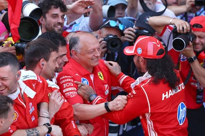 La alegría de Fred Vasseur, el jefe del equipo Ferrari, y Lewis Hamilton; una dupla que trabajó junta en el pasado en GP2 y se reencontró en 2025 en la Scuderia