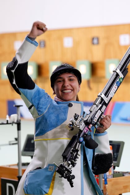 La alegría de la medallista de plata Fernanda Ruso en tiro deportivo