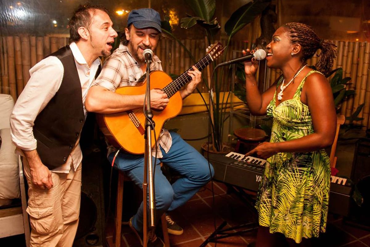 La alegría de la música de Brasil se lleva de maravillas con las noches cálidas. Propuestas de recitales, conciertos y fiestas que homenajean uno de los estilos con más frescura y ritmo. Salidas para disfrutar con Club LA NACION.