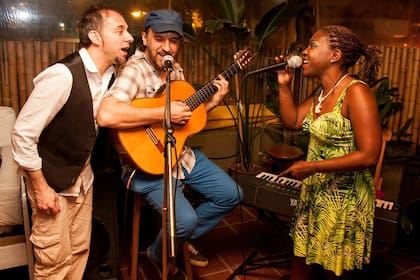 La alegría de la música de Brasil se lleva de maravillas con las noches cálidas. Propuestas de recitales, conciertos y fiestas que homenajean uno de los estilos con más frescura y ritmo. Salidas para disfrutar con Club LA NACION.