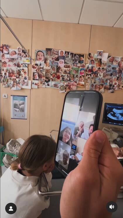 La alegría de las familias Simeone y Bargiela al enterarse por una videollamada de que el bebé será un varón (Foto: Captura Instagram @evabargiela)