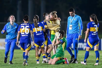 La alegría de las jugadoras de Boca Juniors luego de eliminar a Santos, por penales, en la instancia de cuartos de final