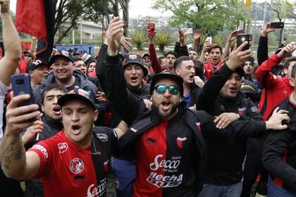 La alegría de los hinchas de Colón, que jugará su primera final internacional.