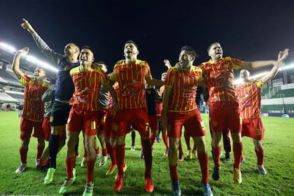 La alegría de los jugadores de Sarmiento