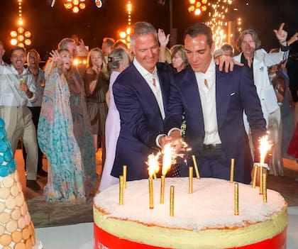 La alegria de los recién casados y sus inviatados minutos antes del tracional corte de la torta de bodas