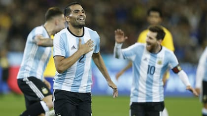La alegría de Mercado, con Messi detrás