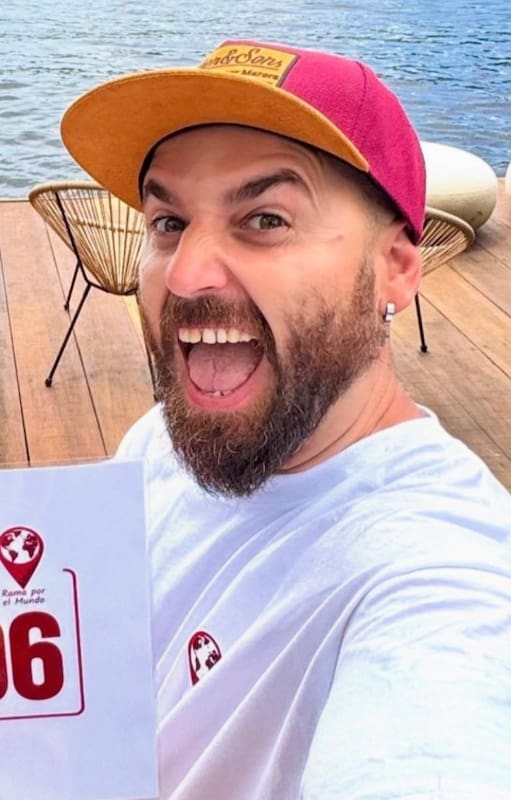 La alegría de Ramiro al llegar al último país que le quedaba por conocer.