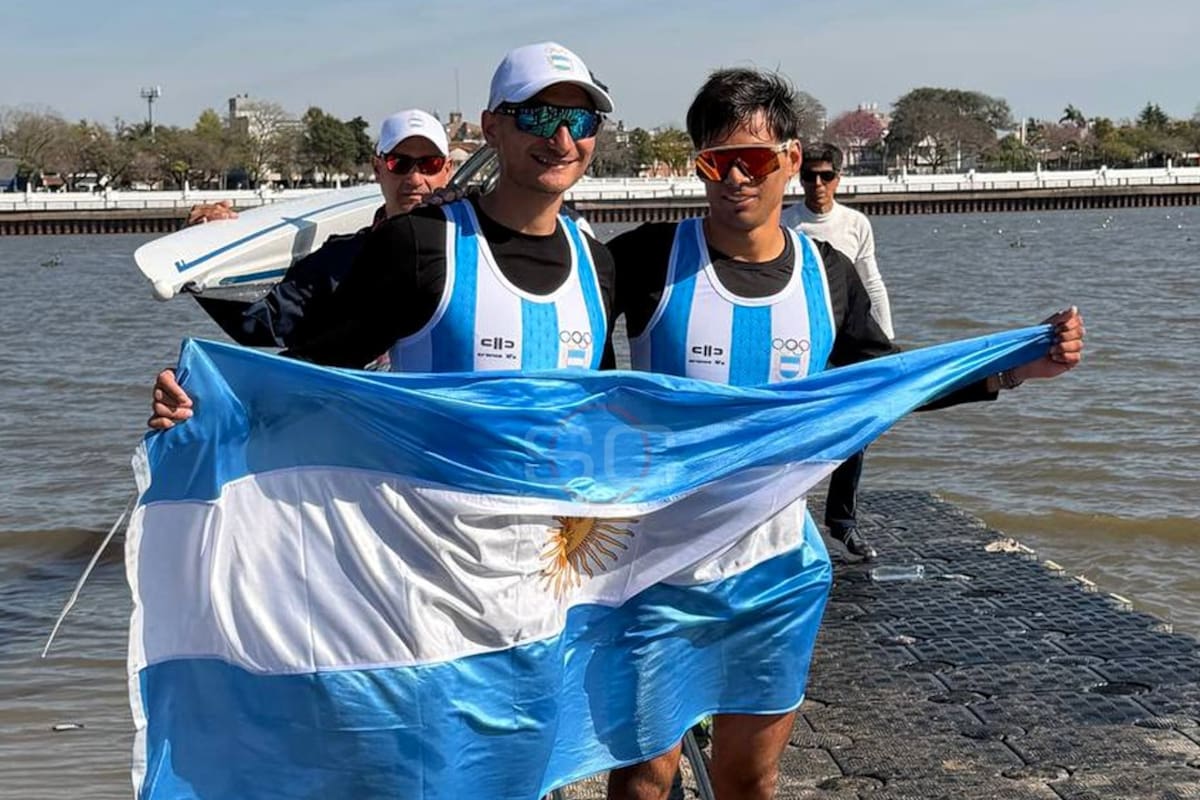 La alegría de Santiago Menín y Rodrigo Enríquez, ganadores del oro en el doble par ligero