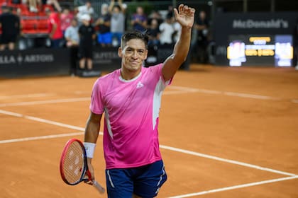 La alegría de Sebastián Báez tras debutar en el Challenger de Rosario venciendo al estadounidense Emilio Nava
