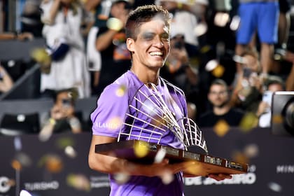 La alegría de Sebastián Báez tras vencer a Mariano Navone y coronarse en el ATP 500 de Río de Janeiro, el más valioso de su carrera
