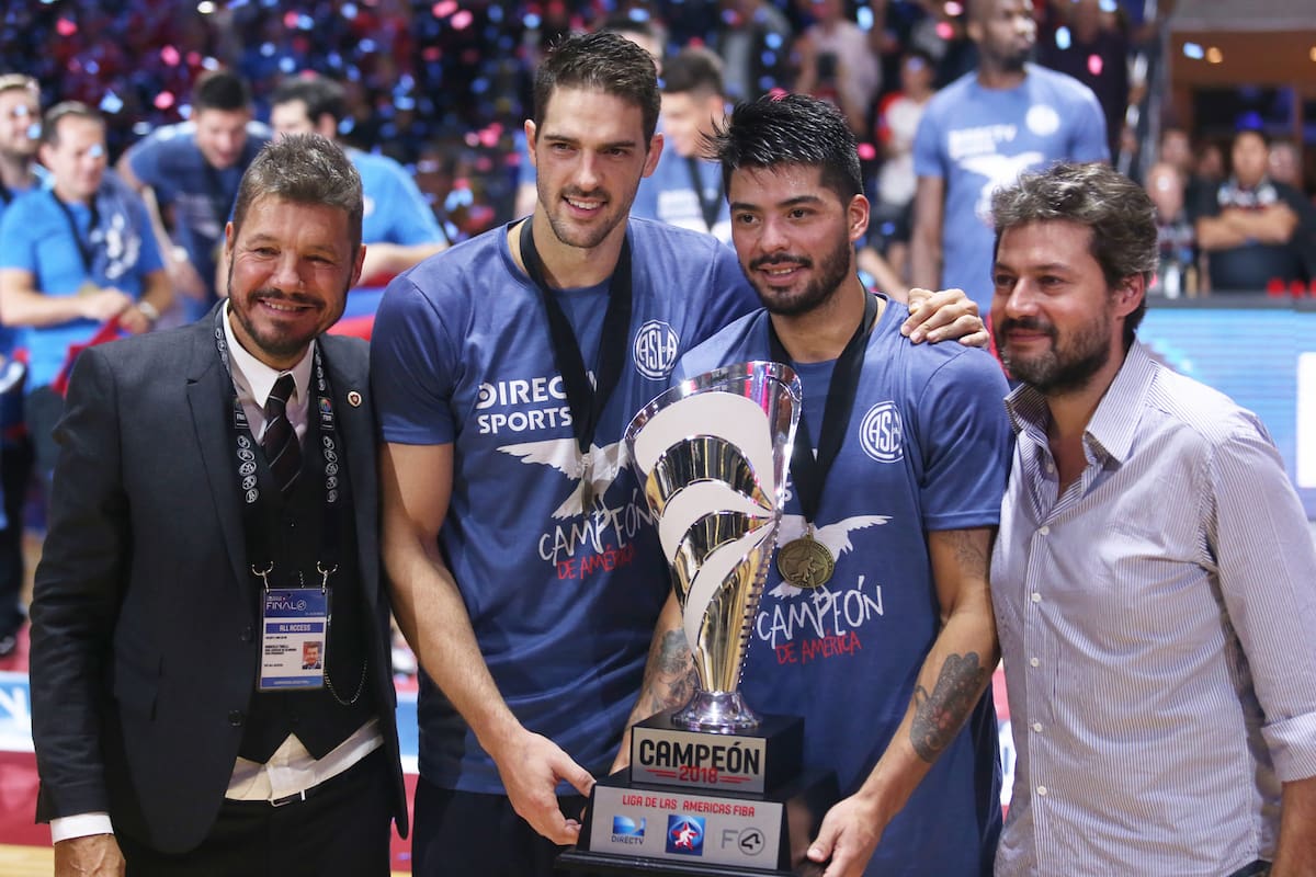 La alegría de Tinelli y Lammens, junto al trofeo