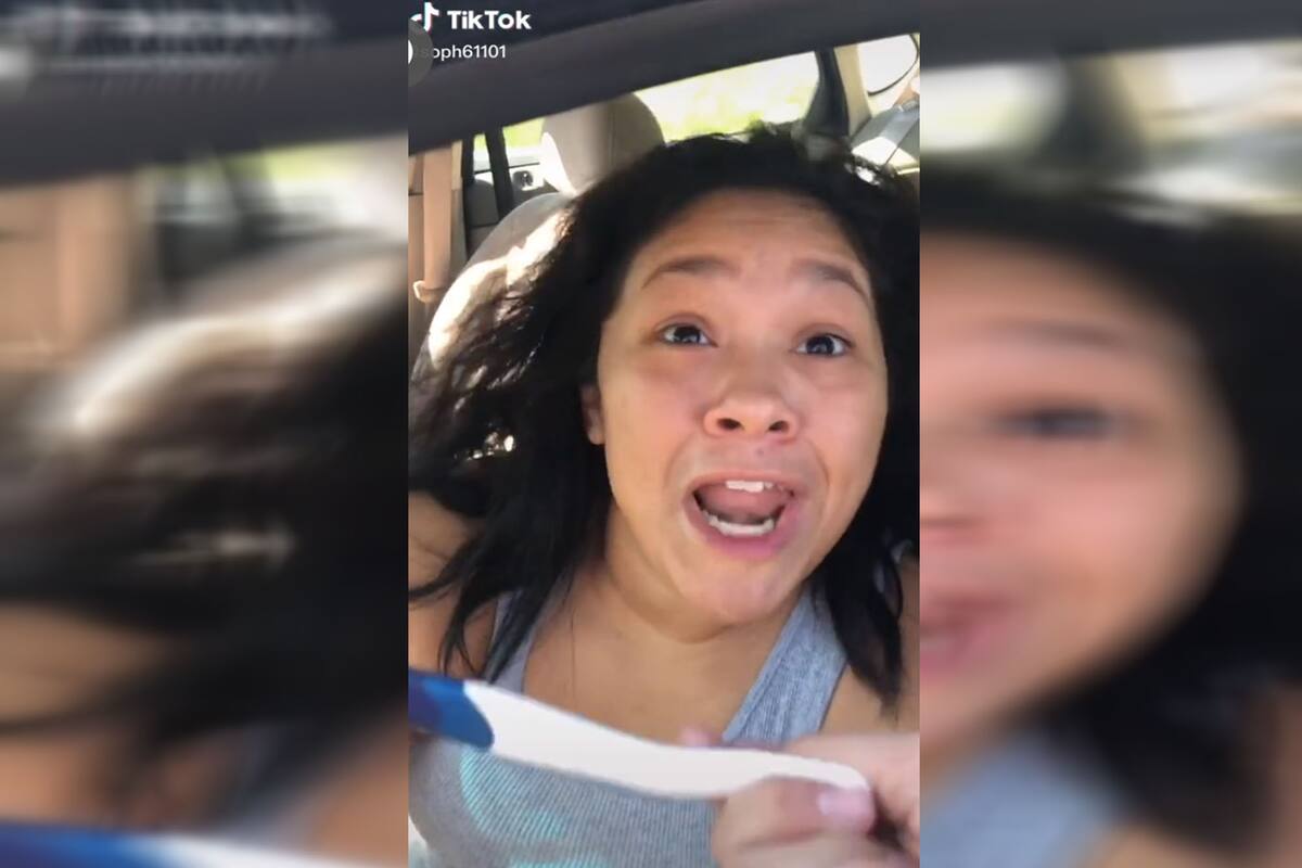 La alegría de una mujer al enterarse que será tía