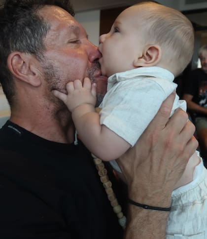 La alegría del Cholo Simeone al estar con su nieto