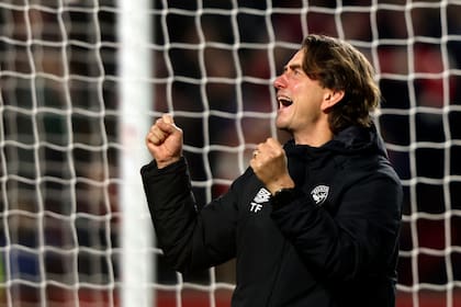 La alegría del DT de Brentford, Thomas Frank, tras conseguir un triunfo histórico en el Gtech Community Stadium de Londres
