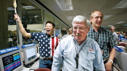 La alegría del equipo integrado por San Martín tras el éxito de la misión Curiosity