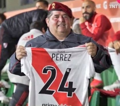La alegría del excombatiente tras recibir la camiseta de Enzo Pérez
Foto: captura de pantalla