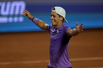 La alegría del tenista argentino Sebastián Báez al vencer a Alejandro Tabilo en San Carlos de Apoquindo y ganar el ATP de Santiago de Chile