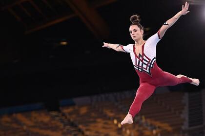 La alemana Pauline Schaefer-Betz compite en un traje entero en los Juegos de Tokio 2020.