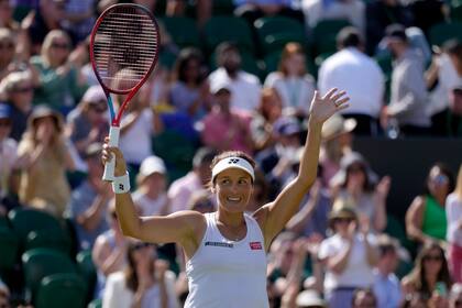 La alemana Tatjana Maria festeja su triunfo sobre la griega Maria Sakkari en la tercera ronda del torneo de sencillos de Wimbledon, en la rama femenina, en Londres, el viernes 1 de julio de 2022. (AP Foto/Kirsty Wigglesworth)