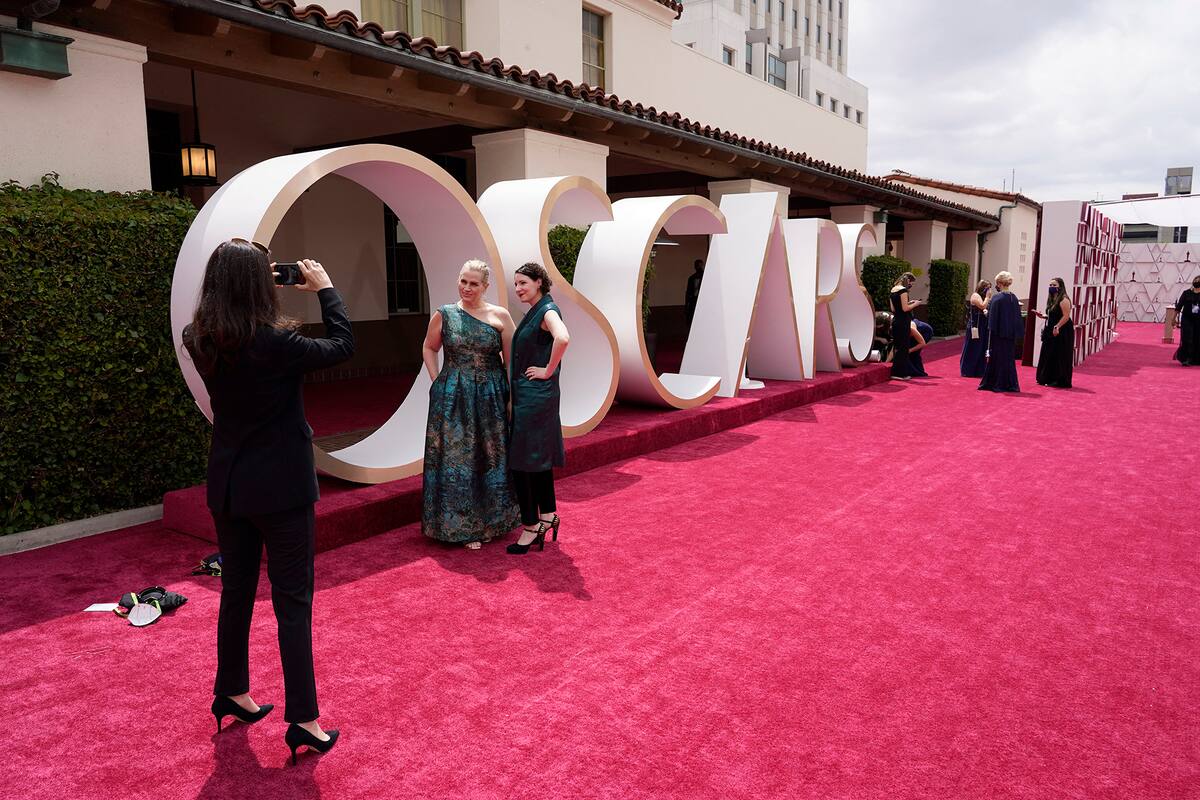 La alfombra roja de los premios Oscar lista para recibir a los nominados en Los Angeles