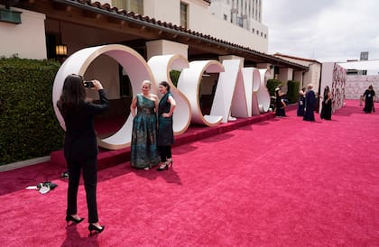 La alfombra roja de los premios Oscar lista para recibir a los nominados en Los Angeles