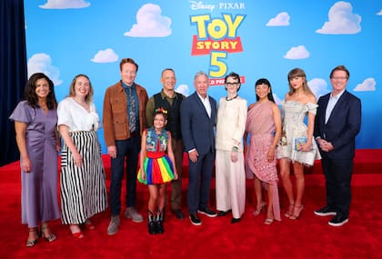 La alfombra roja de Toy Story 5 reunió en Los Ángeles a algunas de las figuras más importantes del cine y la música. En la imagen: Lindsey Collins, Kenna Harris, Conan O'Brien, Scarlett Spears, Tom Hanks, Tim Allen, Joan Cusack, Greta Lee, Taylor Swift y Andrew Stanton posan para la foto en el Dolby Theatre