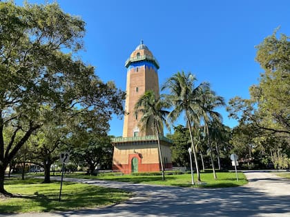 La Alhambra Water Tower fue construída antes que todas las propiedades de Coral Gables