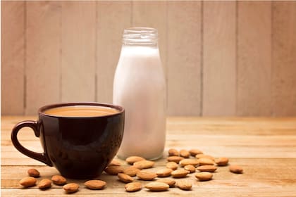 La almendra es posible conseguirla en productos como leche de almendra, crema o manteca de almendra y harina de almendra