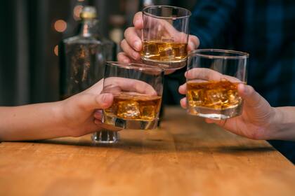 La alta concentración de alcohol en el whisky puede provocar daño en el tejido del esófago y aumentar el riesgo de cáncer de boca, garganta y esófago