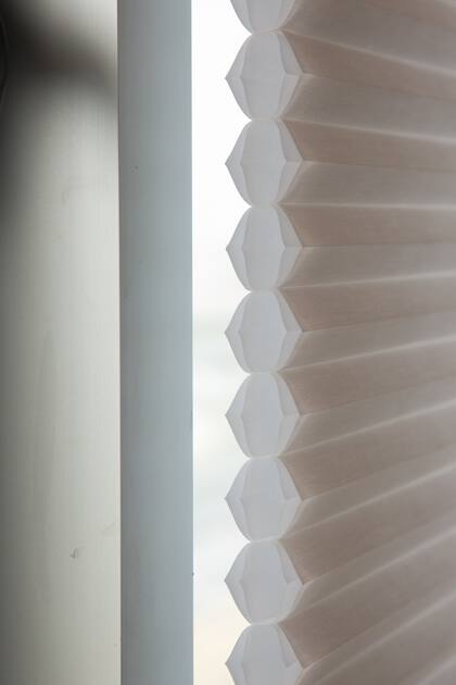 La alta tecnología de las cortinas Duette Architella las convierten en un excelente aislante térmico y acústico.