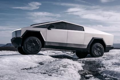 La altura del Tesla Cybertruck se puede ajustar hasta 43 centímetros sobre el suelo para adaptarlo a los distintos terrenos (Tesla)