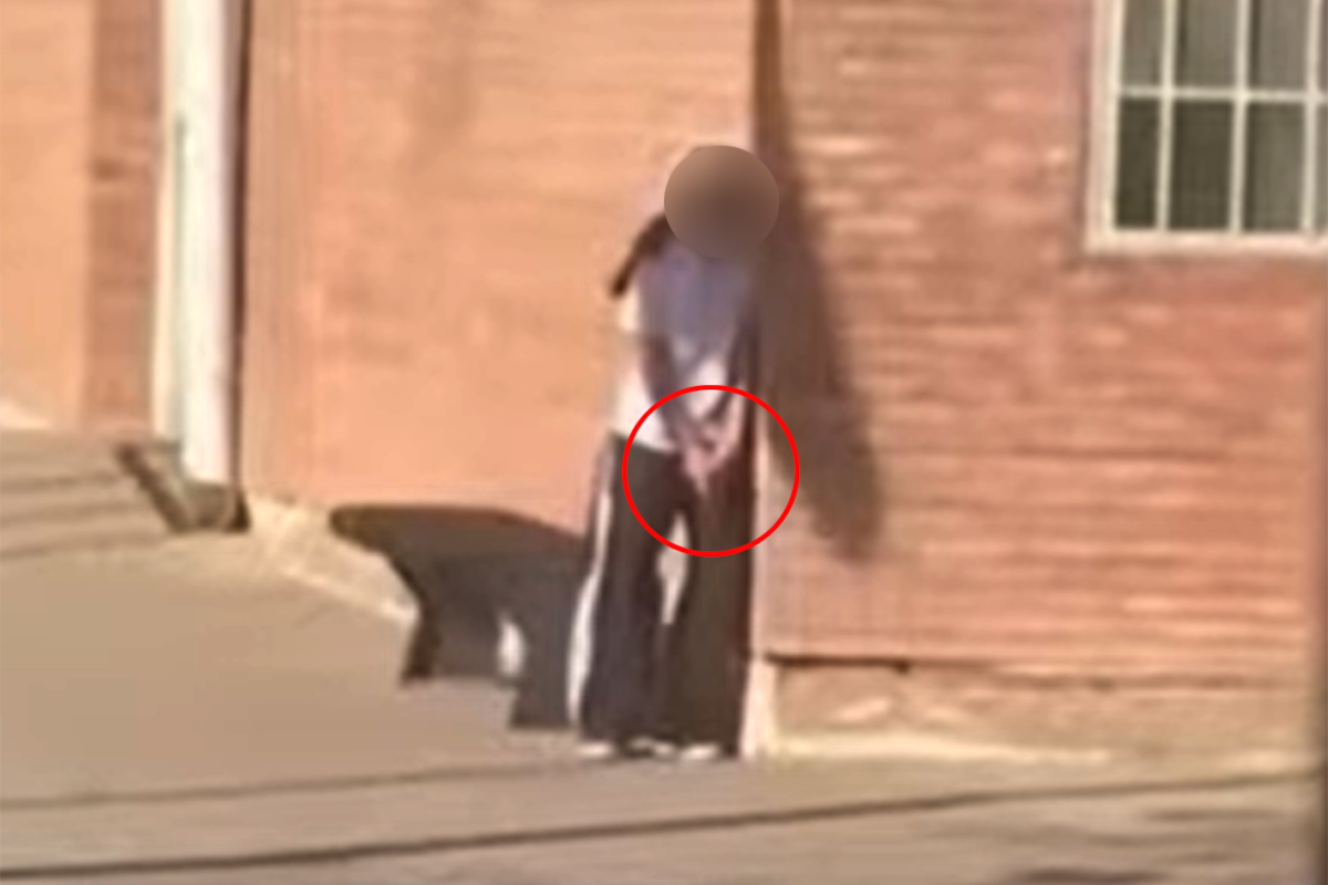 La alumna con el arma en sus manos