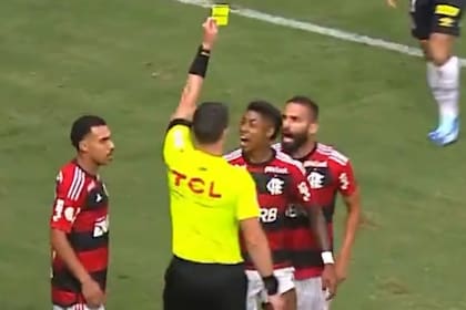 La amarilla de la sospecha: la recibe Bruno Henrique durante un partido entre Flamengo y Santos, en 2023