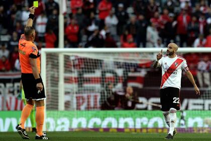 La amarilla de Pitana para Pinola, que generó la respuesta del defensor