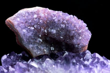 La amatista es una de las piedras más utilizadas desde el esoterismo gracias a sus propiedades para calmar la mente