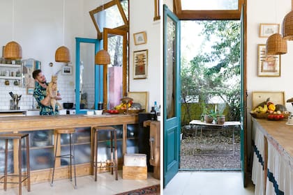 La ambientación de la cocina, sencilla, se sustenta en el mostrador con cortinas teñidas (Milagros Pereyra Lucena) -al estilo antiguo- que llega hasta la puerta-ventana con banderola. Junto a ella, una obra de Teresa Magrane.