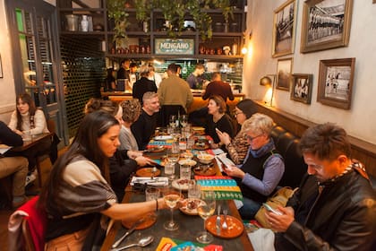 La ambientación del salón de Mengano tiene detalles clásicos de bodegón